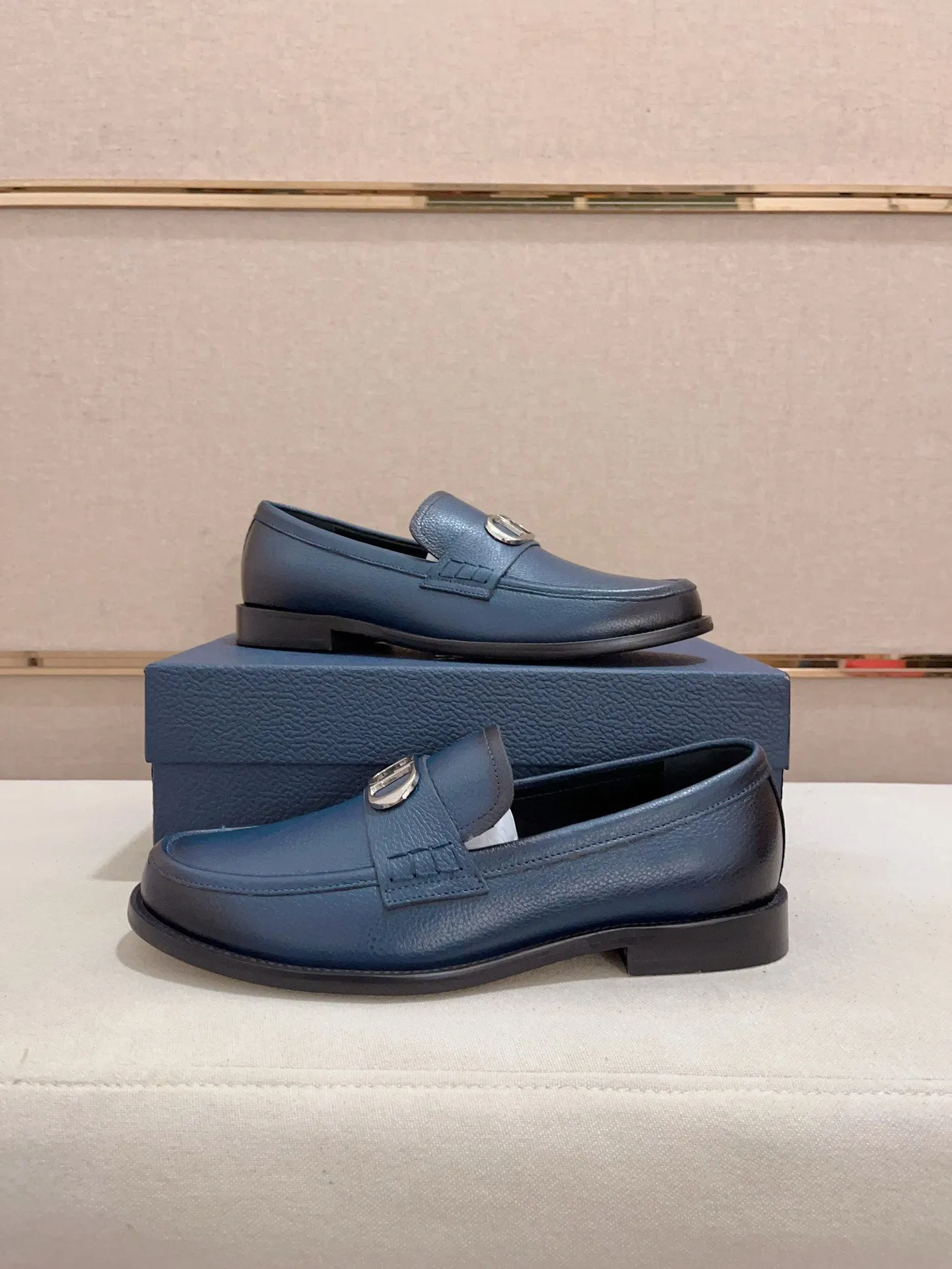 Men's shoes 💰: 560💰 High-end version of Dior Dior's new series. Famous actors and internet celebrities wear super popular designs. The sculptures of French artist Niki de Saint Phalle are designed as rings. Material: Imported original material ➕Painted cowhide Foot pads: cowhide Outsole: Rubber outsole Men's shoe size: 38~44 Can be customized to size 45